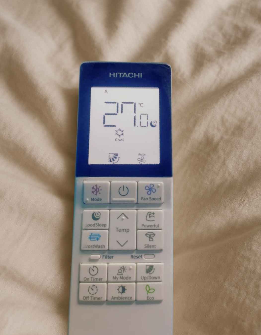 Visible, clear LCD showing current 27°C in the remote of Hitachi AC