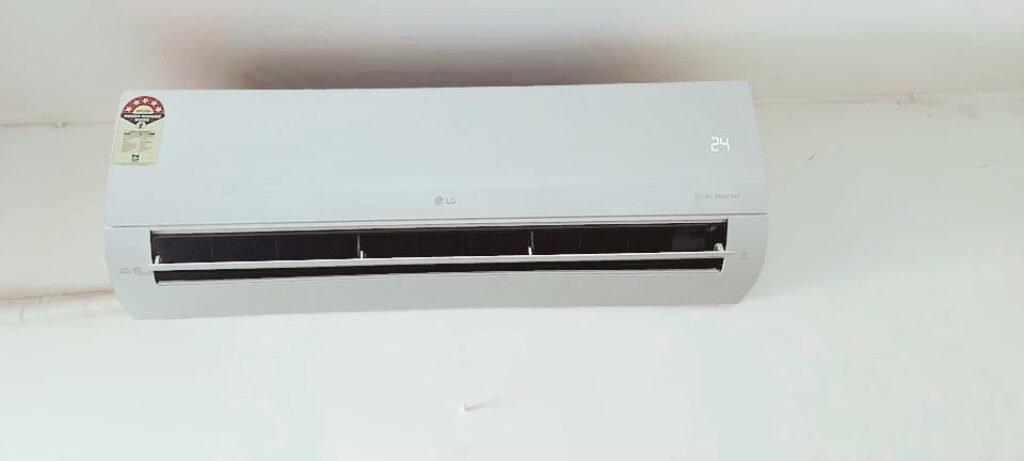 LG 1.5 Ton 5 Star AS-Q19YNZE1 Temperature setting at 24°C, single flap open and running 80% Capacity 